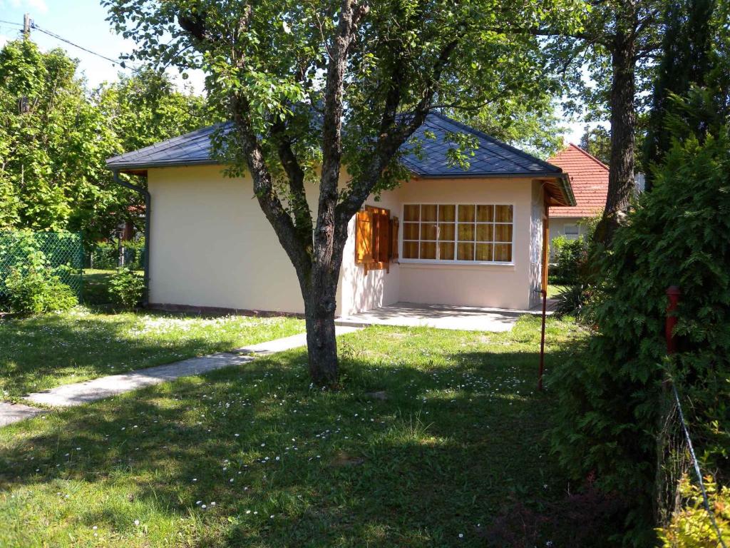 Vonkajšia záhrada v ubytovaní Holiday home in Balatonfenyves 18357