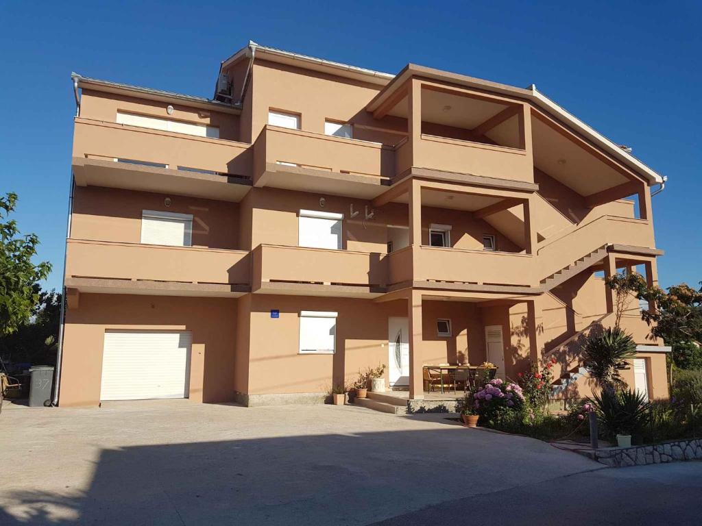 un gran edificio de apartamentos con muchas ventanas en Apartment Lopar 12, en Lopar