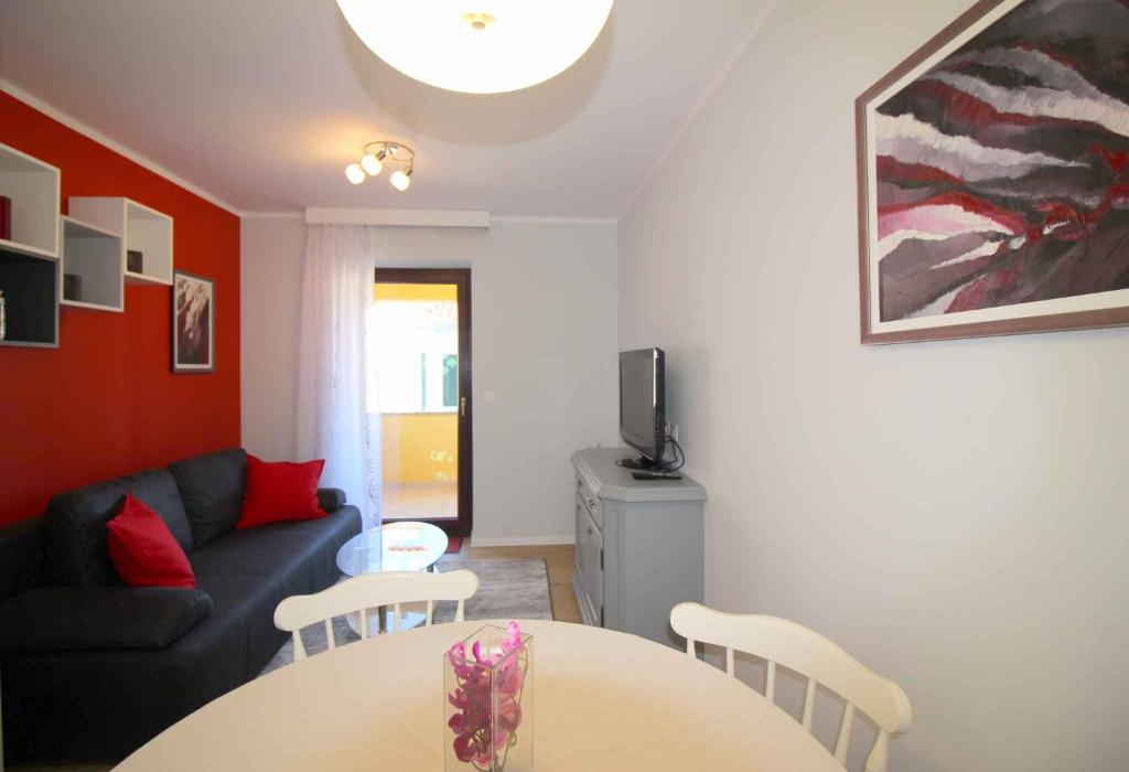 TV a/nebo společenská místnost v ubytování Apartment in Porec/Istrien 10446