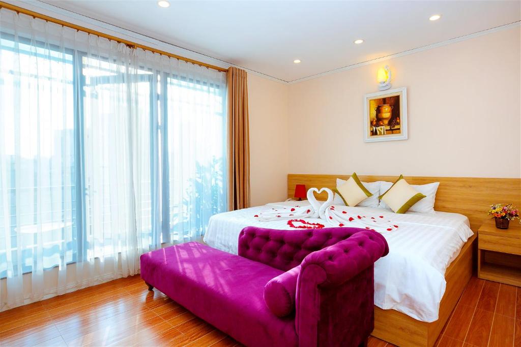 Postel nebo postele na pokoji v ubytování Royal Hotel Ha noi
