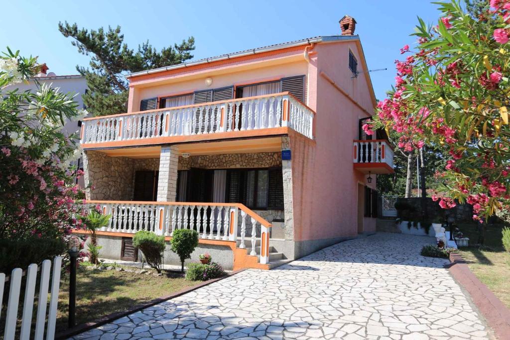a house with a balcony and a driveway at Apartment in Silo/Insel Krk 13445 in Šilo
