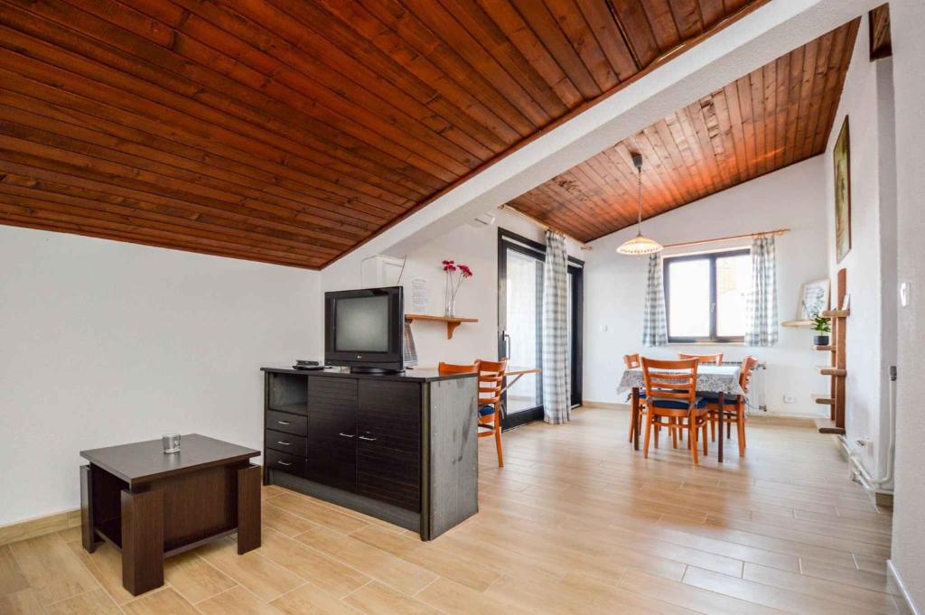 salon z telewizorem i jadalnią w obiekcie Apartment in Pula/Istrien 11443 w mieście Veruda