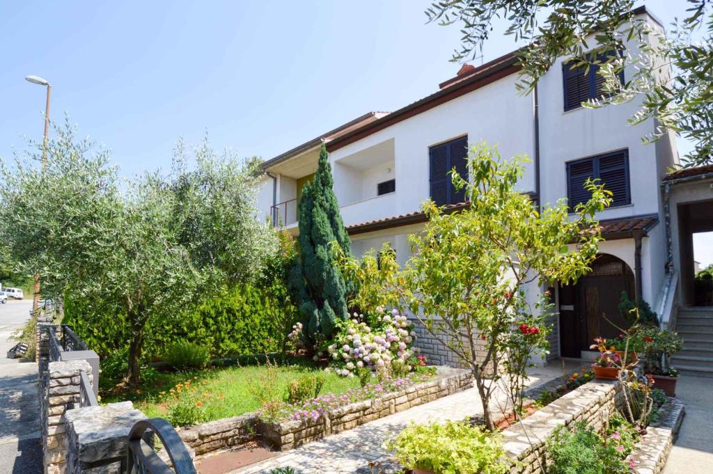 dom z ogrodem przed nim w obiekcie Apartment in Pula/Istrien 11443 w mieście Veruda