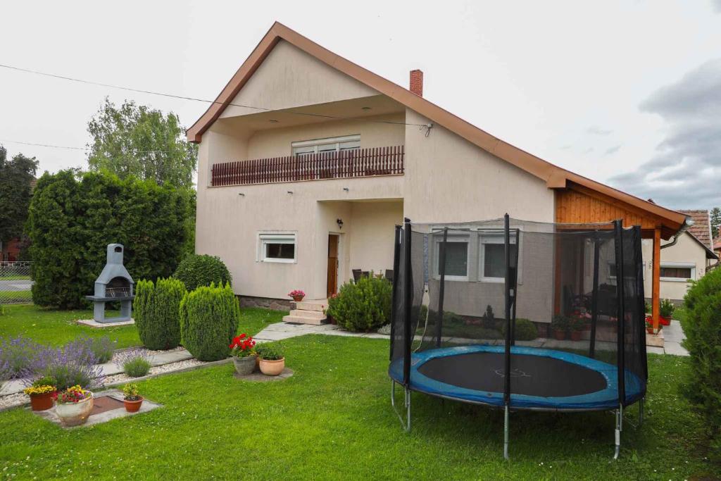 Vonkajšia záhrada v ubytovaní Holiday home in Balatonkeresztur 19455