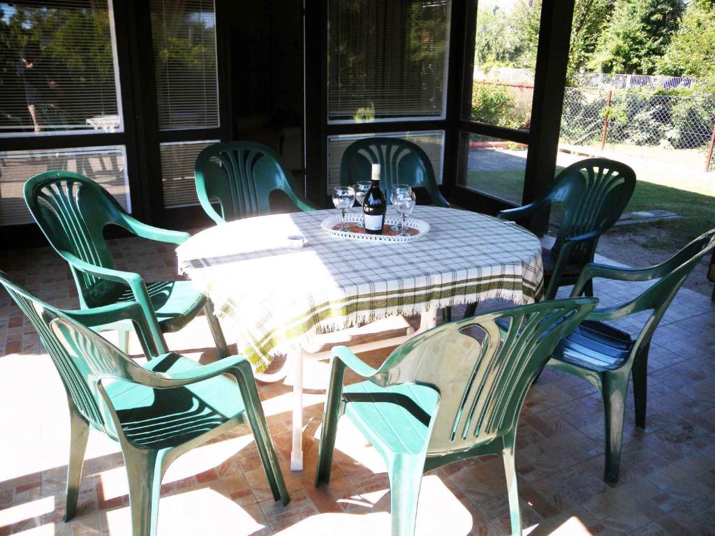 - une table et des chaises sur la terrasse dans l'établissement Holiday home Balatonbereny/Balaton 18118, à Part