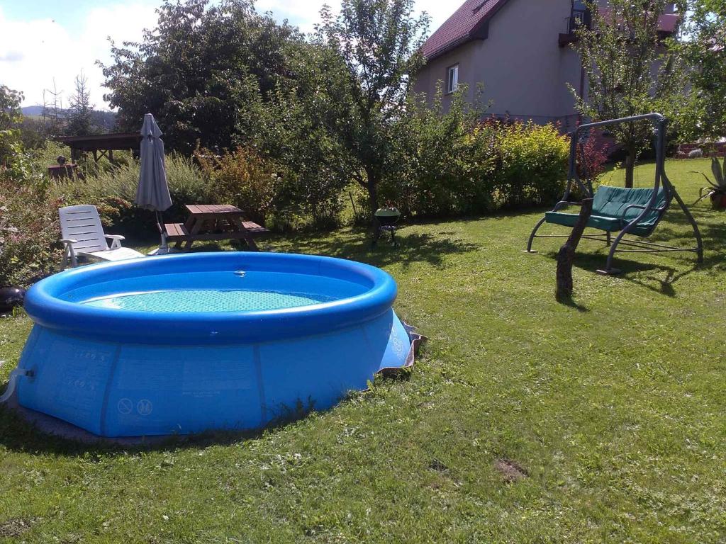 uma grande banheira azul sentada na relva num quintal em Apartment in Jablonec nad Jizerou 2142 em Jablonec nad Jizerou