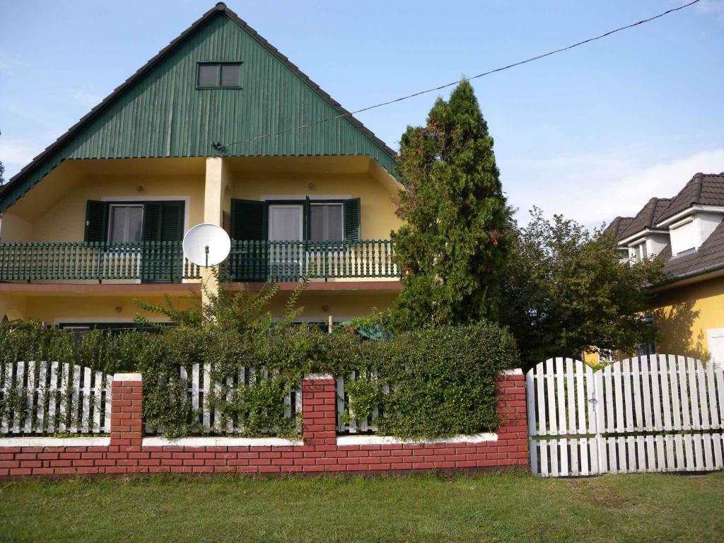 バラトンケレストゥールにあるHoliday home in Balatonmariafürdo 33086の白い柵の家