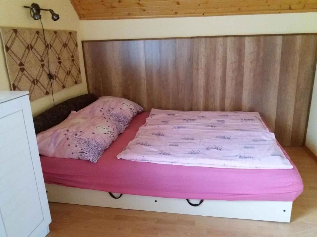Posteľ alebo postele v izbe v ubytovaní Holiday home in Balatonmariafürdo 33086