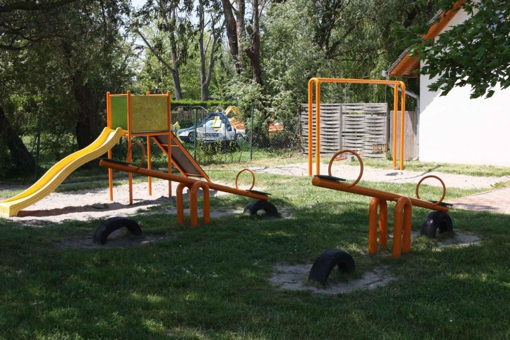Detský kútik v ubytovaní Holiday home in Balatonmariafürdo 33086