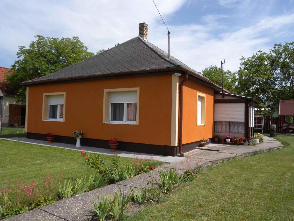 バラトンフェニヴェシュにあるHoliday home in Balatonfenyves 18379の庭の小さな家