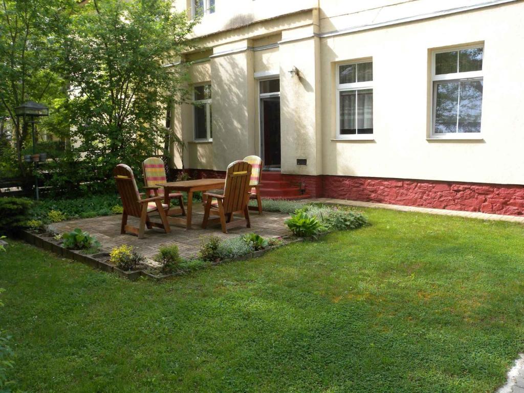 een patio met stoelen en een tafel in de tuin bij Apartment in Siofok/Balaton 19656 in Siófok
