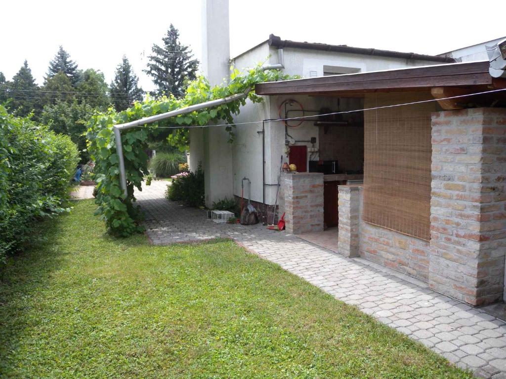 Vonkajšia záhrada v ubytovaní Holiday home Balatonkenese/Balaton 18975
