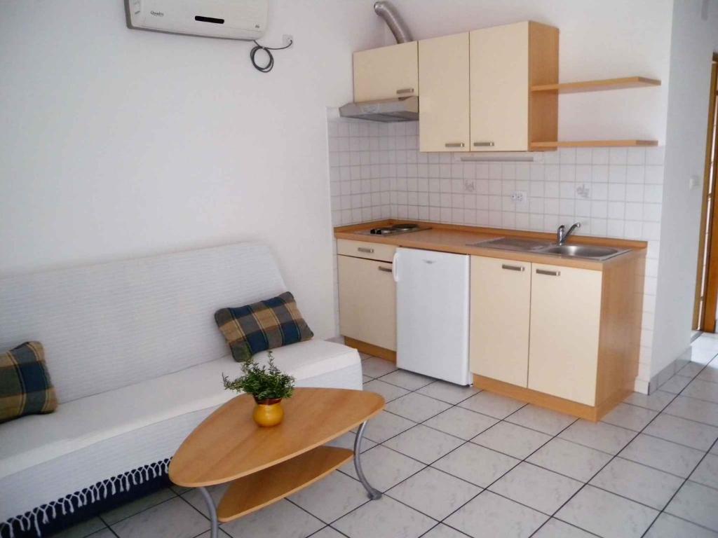 a kitchen with a couch and a table in a room at Apartment Silo 8 in Šilo