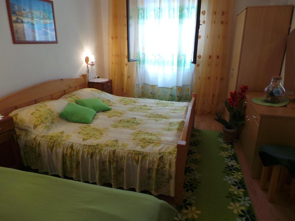 Posteľ alebo postele v izbe v ubytovaní Apartment Jablanac 1