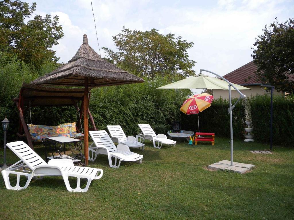 A garden outside House and Apartment Balatonmariafürdo 19319