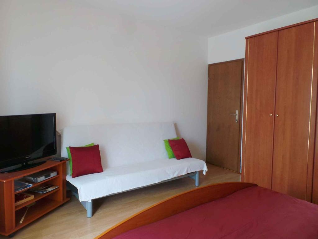 salon z białą kanapą i telewizorem w obiekcie Apartment Fazana, Istria 11 w Fažanie