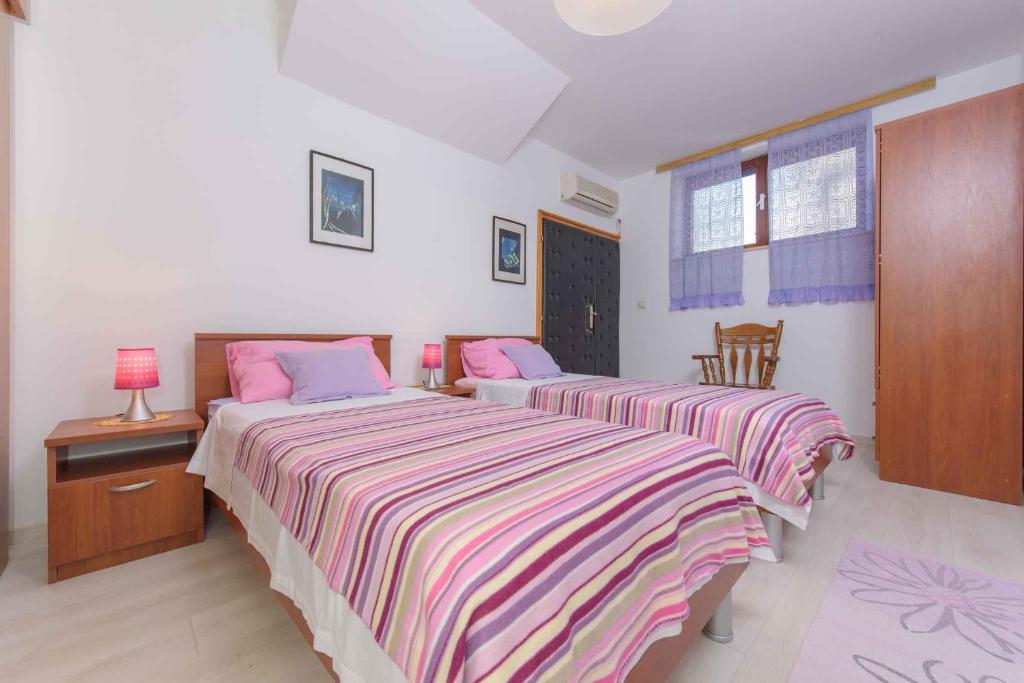 Postel nebo postele na pokoji v ubytování Apartment in Okrug Gornji 6132