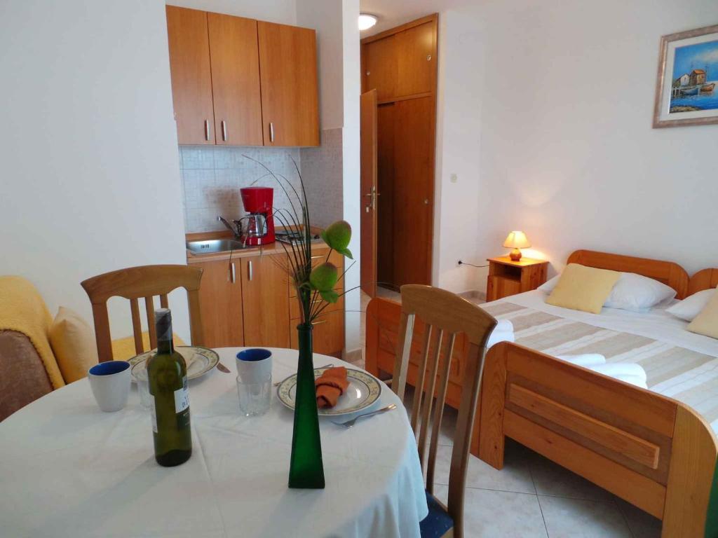 Postel nebo postele na pokoji v ubytování Apartments in Sabunike/Zadar Riviera 7981