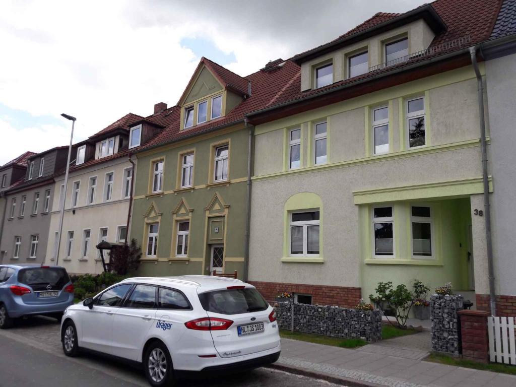 施特拉爾松德的住宿－Apartment in Stralsund 2736，停在一排房子前面的白色汽车