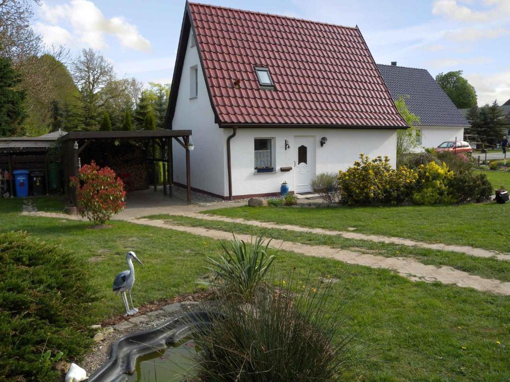 ein Vogel steht vor einem weißen Haus in der Unterkunft Holiday home in Klein Kedingshagen 2755 in Klein Kedingshagen