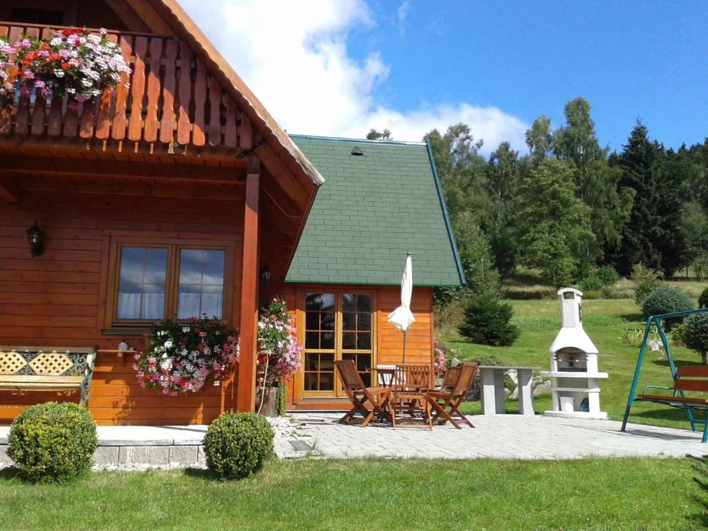 MariánskáにあるHoliday home Marianska/Erzgebirge 1683のテーブルと椅子が前にある家