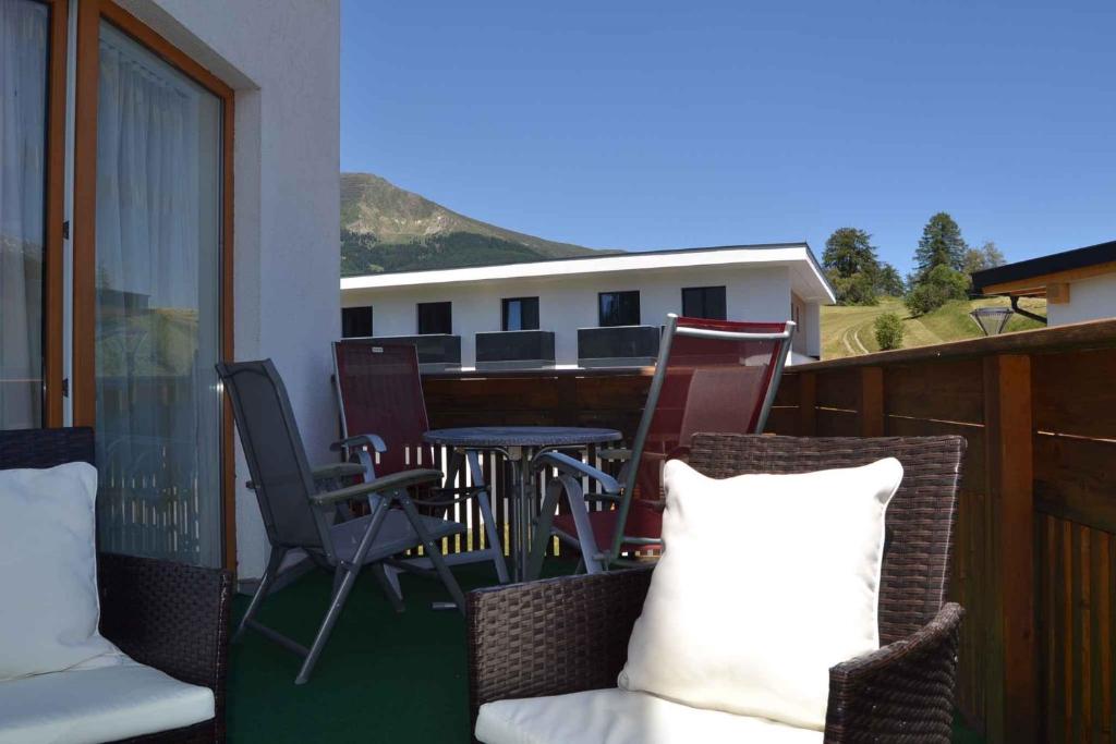 eine Terrasse mit Stühlen und einem Tisch auf dem Balkon in der Unterkunft Apartment in Serfaus/Ötztal 510 in Serfaus