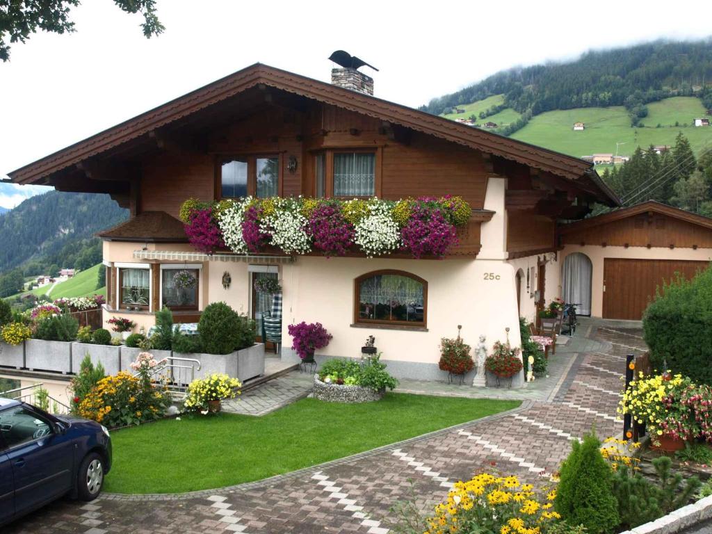 ein Haus mit Blumen auf der Seite in der Unterkunft Apartment in Stummerberg/Zillertal 824 in Ahrnbach