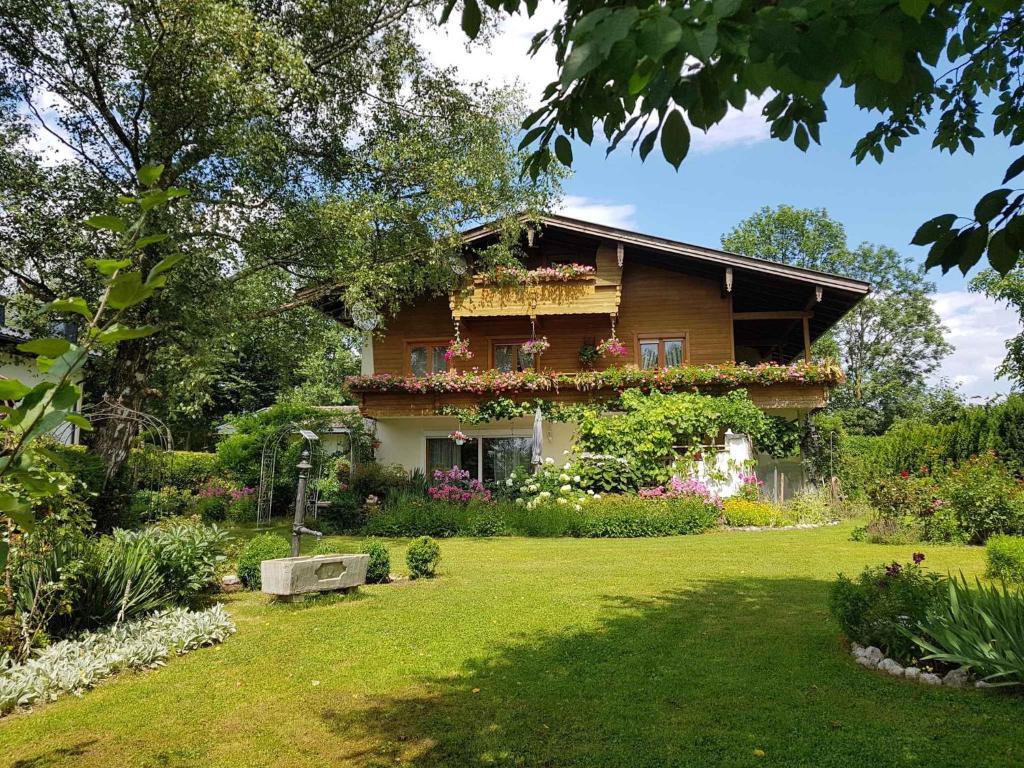 ein Haus mit vielen Blumen im Hof in der Unterkunft Apartment in Münster/Tirol 450 in Grünsbach