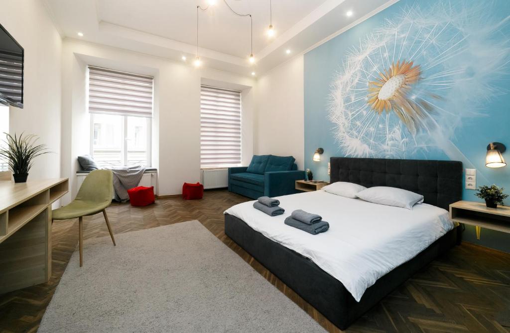 ein Schlafzimmer mit einem Bett und einer blauen Wand in der Unterkunft Main square apartment good Stay in the city center in Lwiw