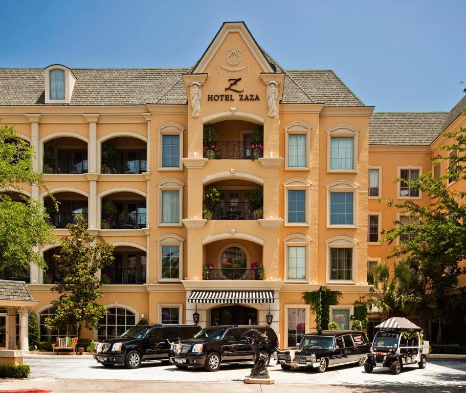 un grand bâtiment avec des voitures garées devant lui dans l'établissement Hotel ZaZa Dallas, à Dallas