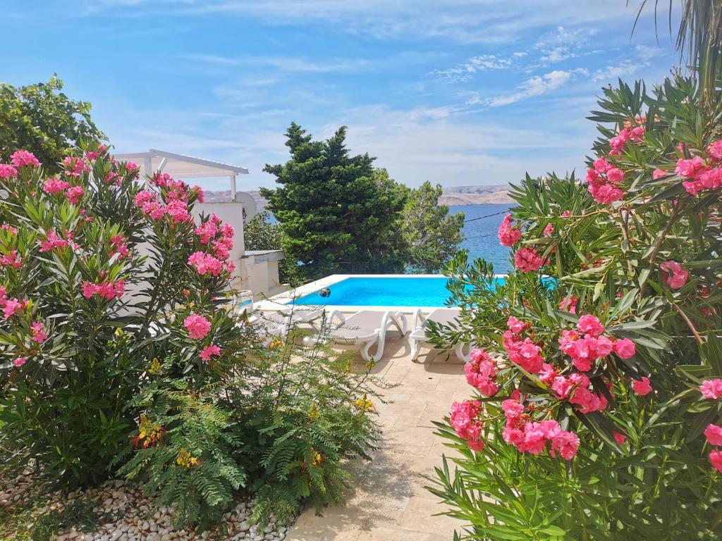 Bazén v ubytování Beachfront Apartments Anita with Pool nebo v jeho okolí