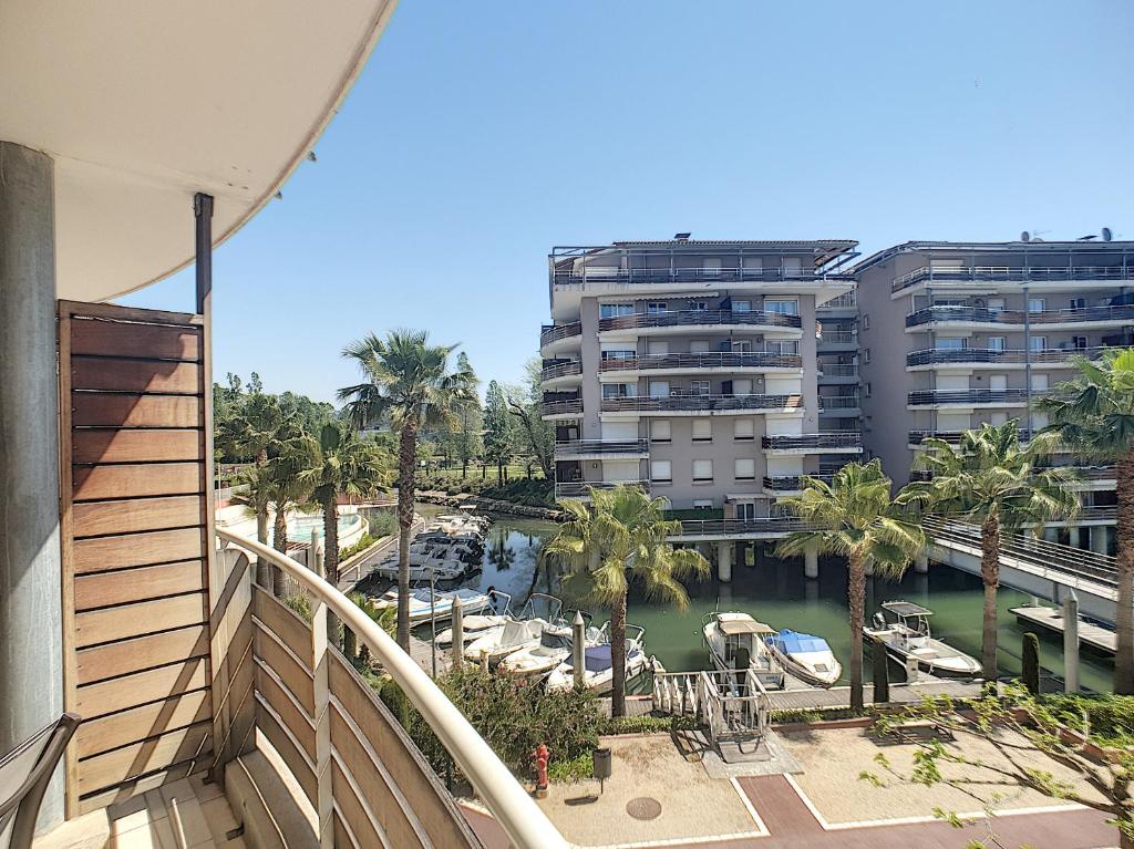 - un balcon avec vue sur le port de plaisance et un bâtiment dans l'établissement ZEN MARINA, à Mandelieu-la-Napoule