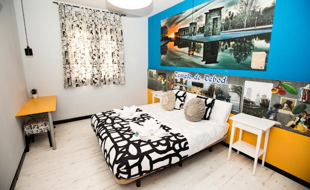 a bedroom with a black and white bed and a desk at Hostal Jo Inn Madrid in Madrid