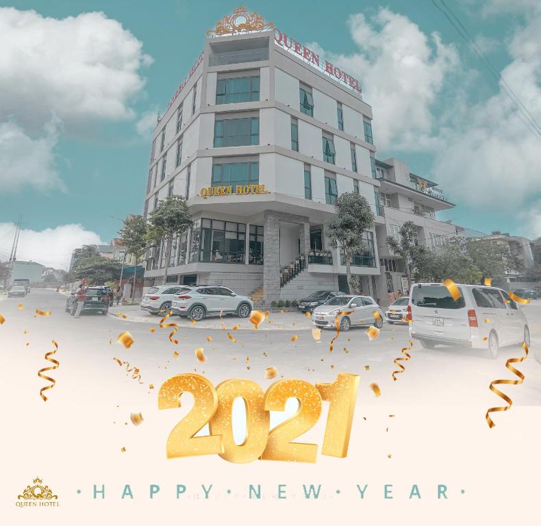 un cartello di buon anno di fronte a un edificio di Queen Hotel Hoàng Gia a Thái Nguyên