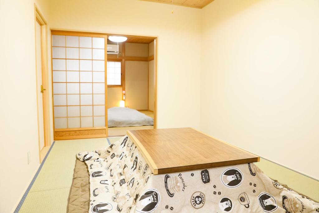 Posezení v ubytování HAT Koizumi, near from JR Koizumi station 大和小泉駅徒歩2分の貸切一軒家