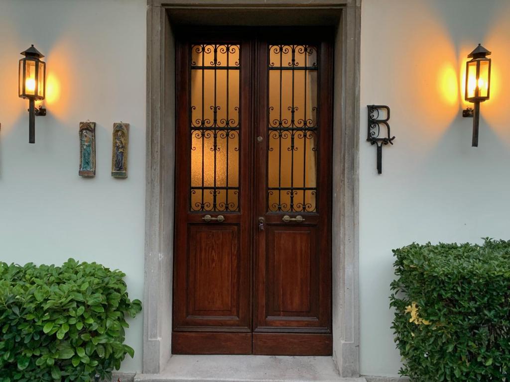 リード・ディ・ヴェネツィアにあるDimora Castiglioniの建物側の木製ドア