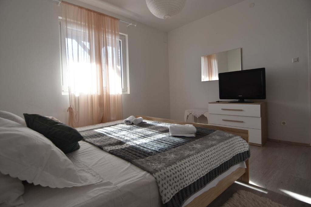 Televízia a/alebo spoločenská miestnosť v ubytovaní Apartment *Biba*