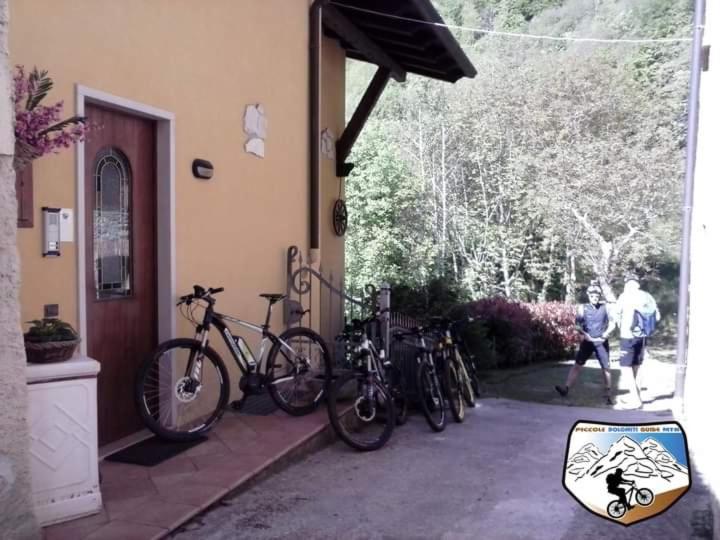 un grupo de bicicletas estacionadas fuera de una casa en B&B Casabasoti en Valli del Pasubio