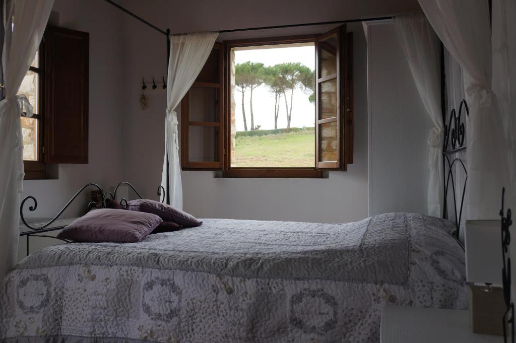 Łóżko lub łóżka w pokoju w obiekcie Borgo di Gaiole - Casa BD - apartment with a view & travel guide