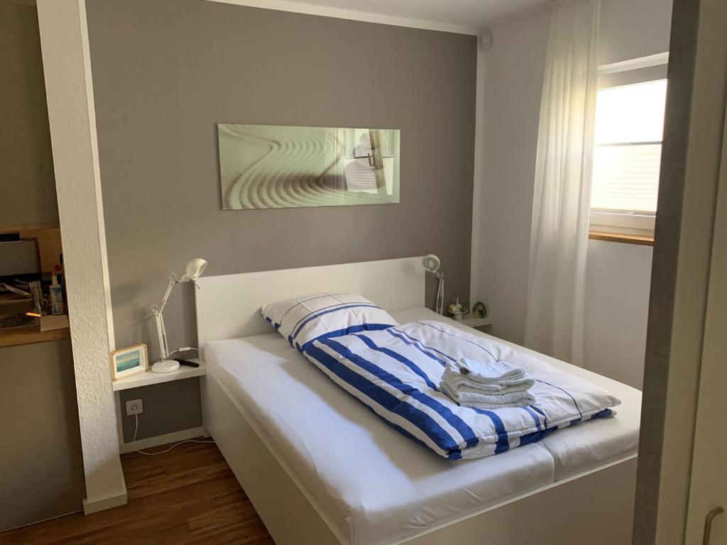 Un pat sau paturi într-o cameră la Stilvolles Studio