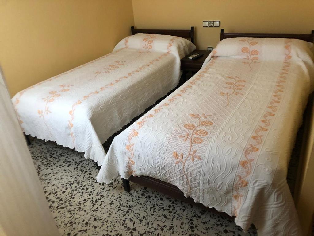 Łóżko lub łóżka w pokoju w obiekcie HOSTAL COSTA SOL