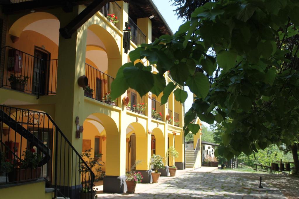 un edificio con balcones y macetas. en Equin'Ozio, en Castellamonte