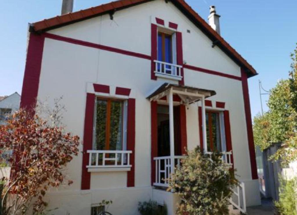 une maison blanche avec des fenêtres rouges et blanches dans l'établissement THE WHITE & RED HOUSE, à Meaux