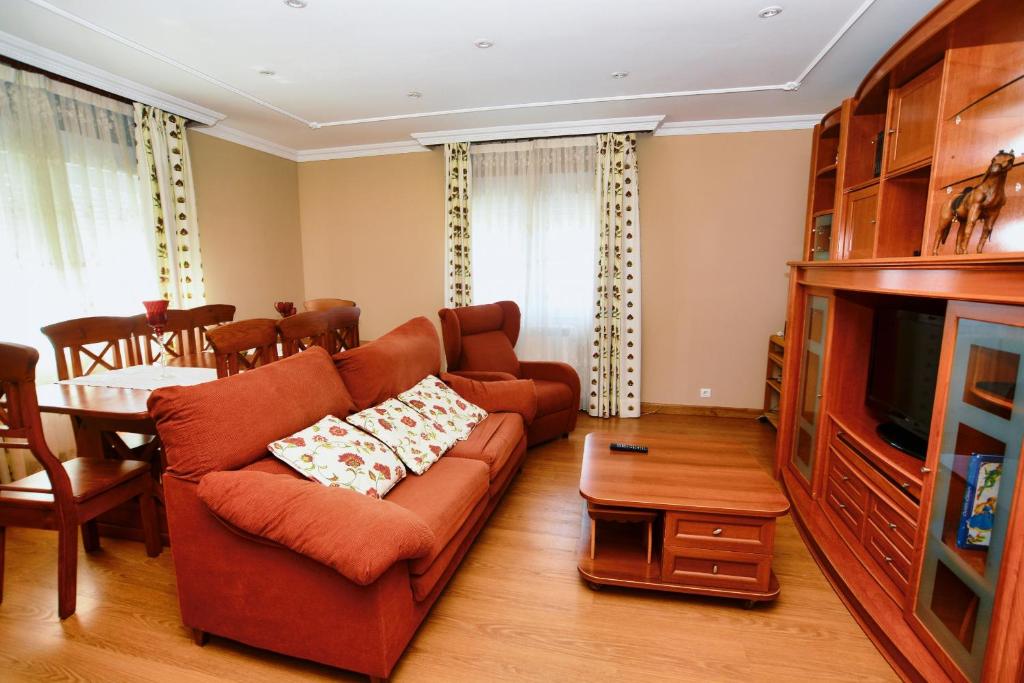 a living room with a couch and a television at Apartamento Ama - 5828 in Isla