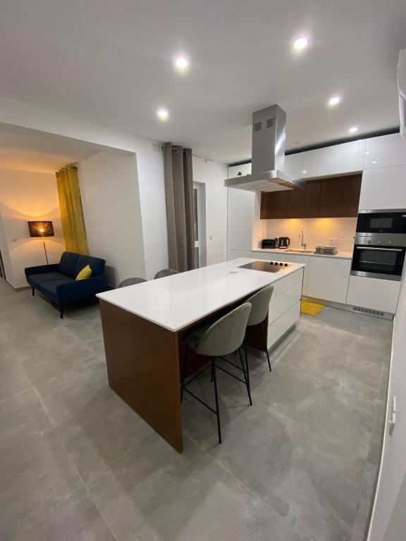 een keuken met een groot wit eiland in een kamer bij Gzira two-bedroom Apartment in Il-Gżira