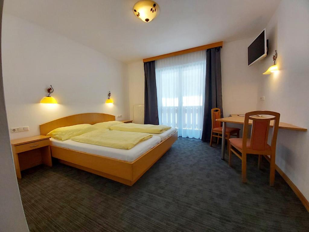 Postel nebo postele na pokoji v ubytování Hotel Wasserfall - including Summercard