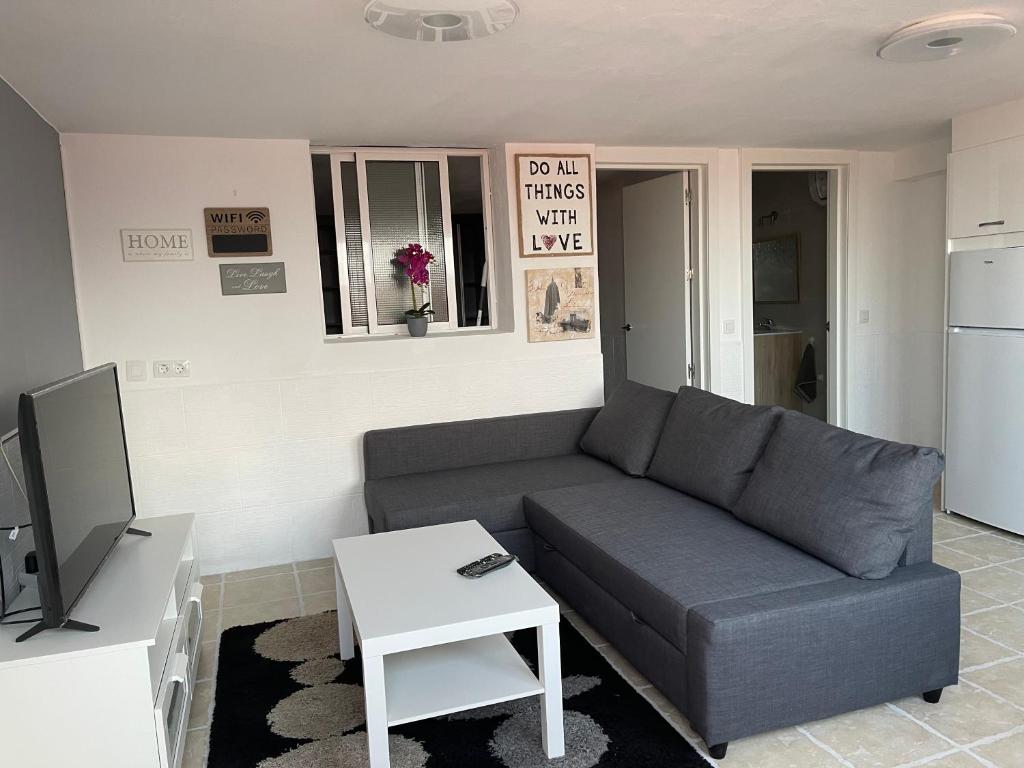 sala de estar con sofá y mesa en Apartamento a tan solo 2 minutos de la playa, en Puerto del Rosario
