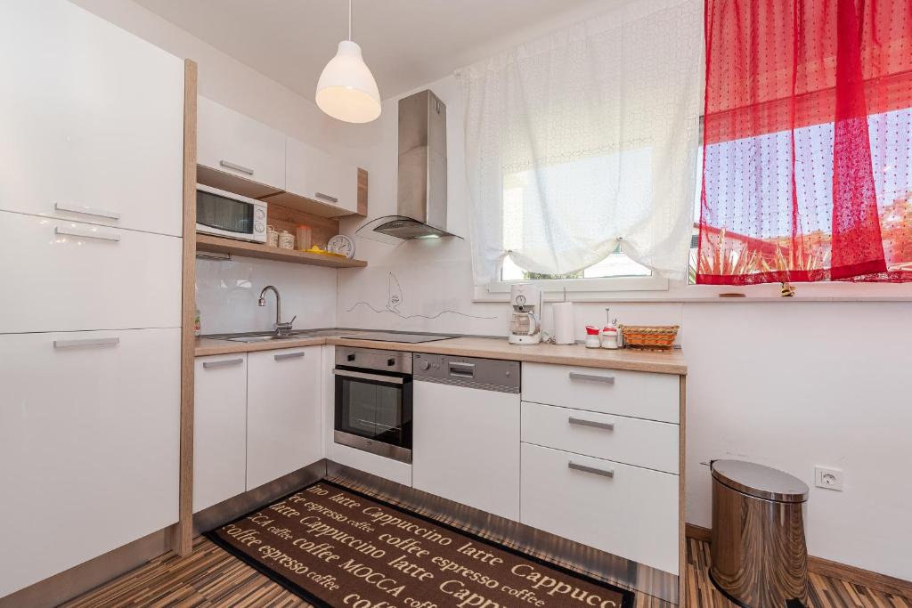 Kuchyňa alebo kuchynka v ubytovaní Antonio Apartments