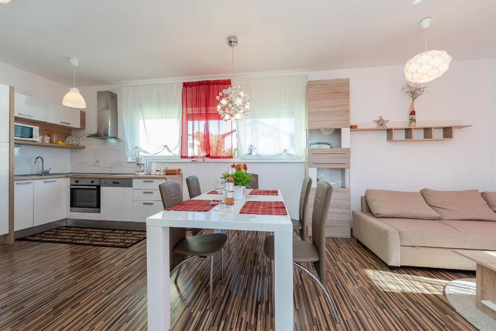 Kuchyňa alebo kuchynka v ubytovaní Antonio Apartments