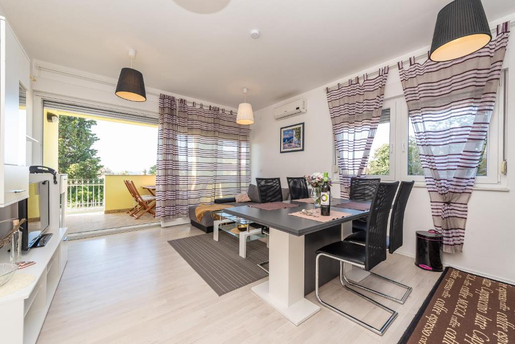 Televízia a/alebo spoločenská miestnosť v ubytovaní Antonio Apartments